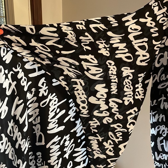 New York & Co black white SCRIPT blouse STATEMENT SLEEVES crew smocked neck Lrg - Picture 10 of 17